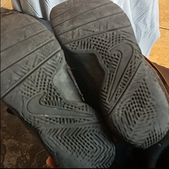 Nike Team Hustle Sneakers - Picture 4 of 5